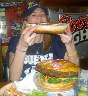 Kate Stelnick verorbert een hamburger van vijf kilo