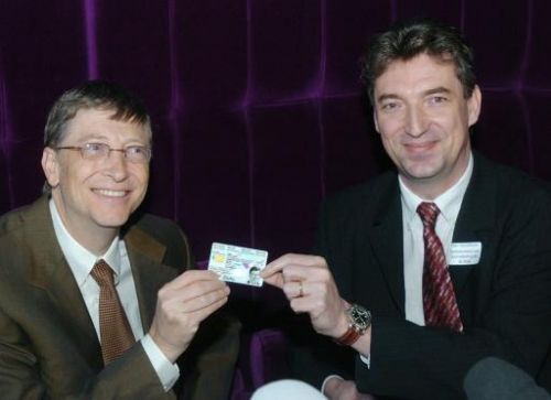 Bill Gates en Vanvelthoven, staatssecretaris van Informatisering, laten de nieuwe elketronische identiteitskaart zien