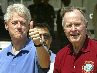 Bill Clinton en George Bush sr bezoeken de rampgebieden in Azië