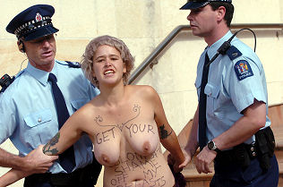 Protesterende vrouw tegen de preutsheid van kroonprins Charles