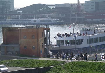 Cruiseschip ramt kade Amsterdam-Noord