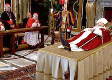 De paus ligt opgebaard in het Vaticaan