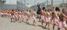 Gevangenen gaan in roze ondergoed over straat