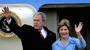 George en Laura Bush verlaten Nederland