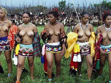Jonge maagden in Swaziland dansen jaarlijks topless voor de koning