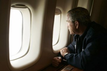 George Bush in de Air Force One