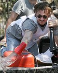Sean Penn aan de slag in het rampgebied