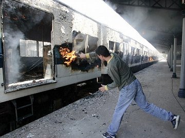 Woedende reizigers steken trein in brand
