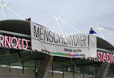 Protest bij het Arnold Schwarzenegger Stadion