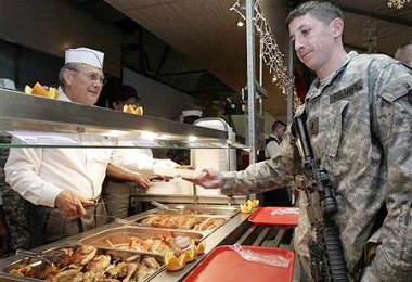 Donald Rumsfeld serveert eten aan zijn troepen