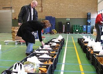 Marijnissen en Kant inspecteren voedselpakketten
