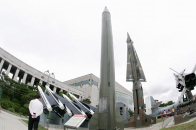 Noord-Koreaanse Scud-B raket (middenvoor), ook gelanceerd
