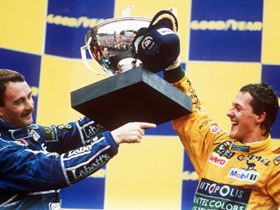 Schumacher na zijn eerste Grand Prix overwinning op het podium samen met Nigel Mansell 