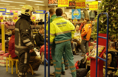 Ambulancepersoneel in winkel