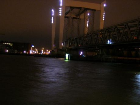Containerschip ramt spoorbrug (foto: renz0r)