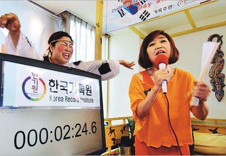 Kim Seok-ok (52) tijdens haar recordzangprestatie in Gangnam, Seoul