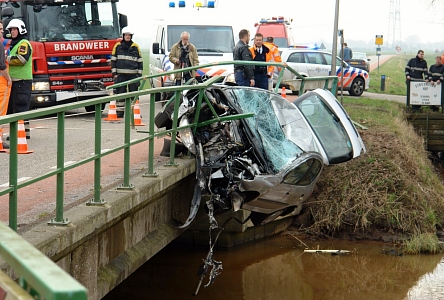 Auto hangt aan brug Bron: zwartewaterkrant.nl