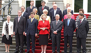 Het kabinet Balkenende-2 op het bordes