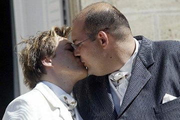 Eerste Franse homohuwelijk verhit gemoederen