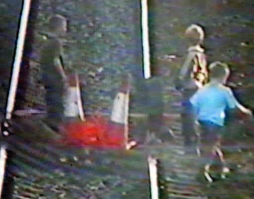 Drie jongetjes blokkeren een treinrails in Engeland