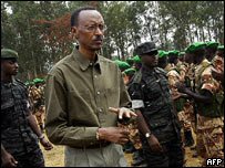 President Kagame inspecteert de troepen