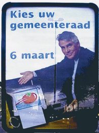 Een reclamezuil in Tilburg waar de SP een tomaat op plakte.