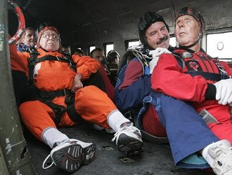 Veteranen maken parachutesprong